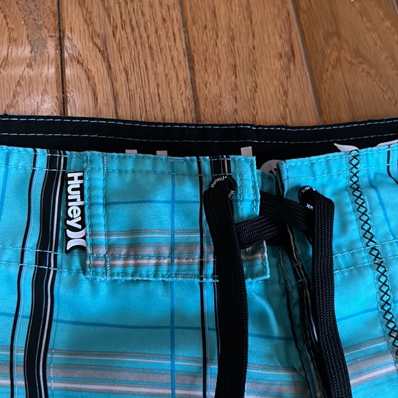 Men’s Hurley board shorts - Picture 4 of 5